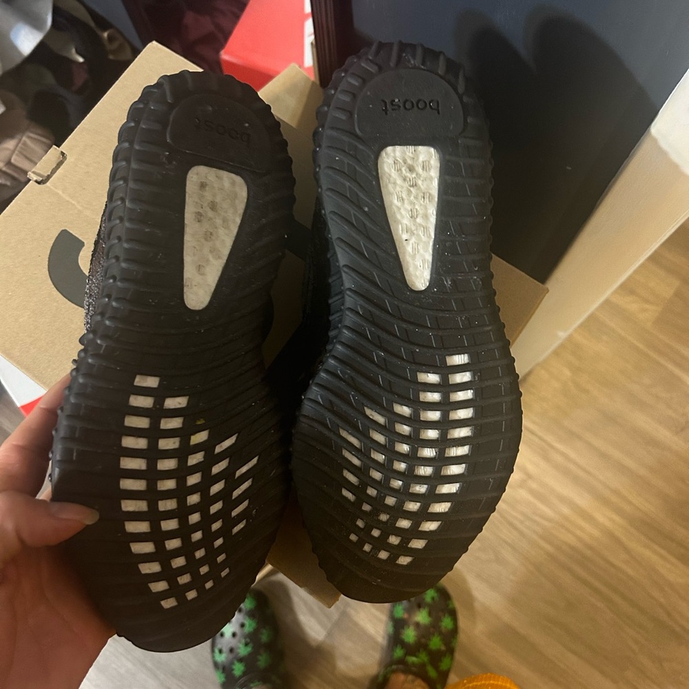 Yeezy 350 - Picture 2 of 4